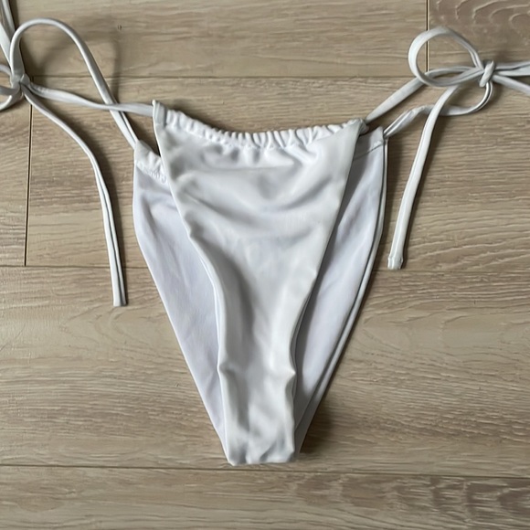 White string bikini - Picture 2 of 3